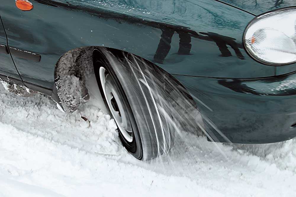 Плохой накат. Машина буксует. Автомобиль буксует в снегу. Буксуем в снегу. Пробуксовка колес автомобиля.