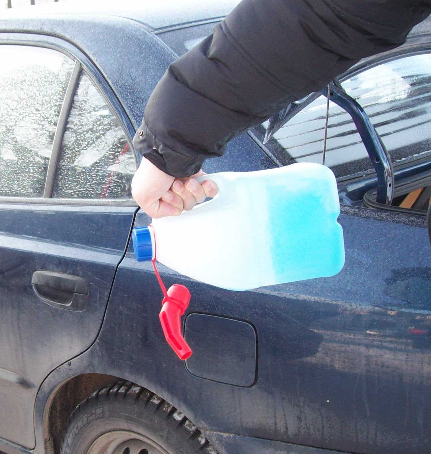 Замерзшая вода в омывателе. Стеклоомыватель на машине. Незамерзайка в бачок омывателя. Незамерзайка дворники. Незамерзающая жидкость на стекле авто.