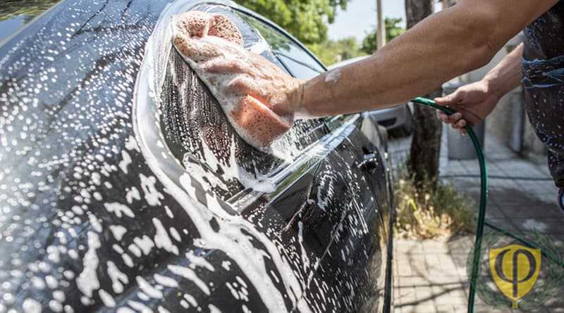 Штраф за мытье машины во дворе, на речке, возле частного дома в 2018 году: размер, где по закону разрешено мыть автомобиль