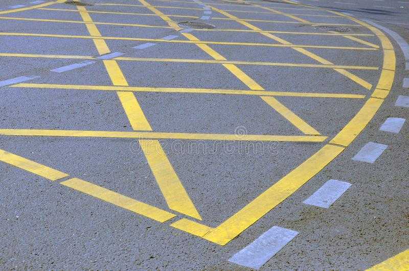 Что обозначает желтая разметка на краю дороги | автоприбамбас.com