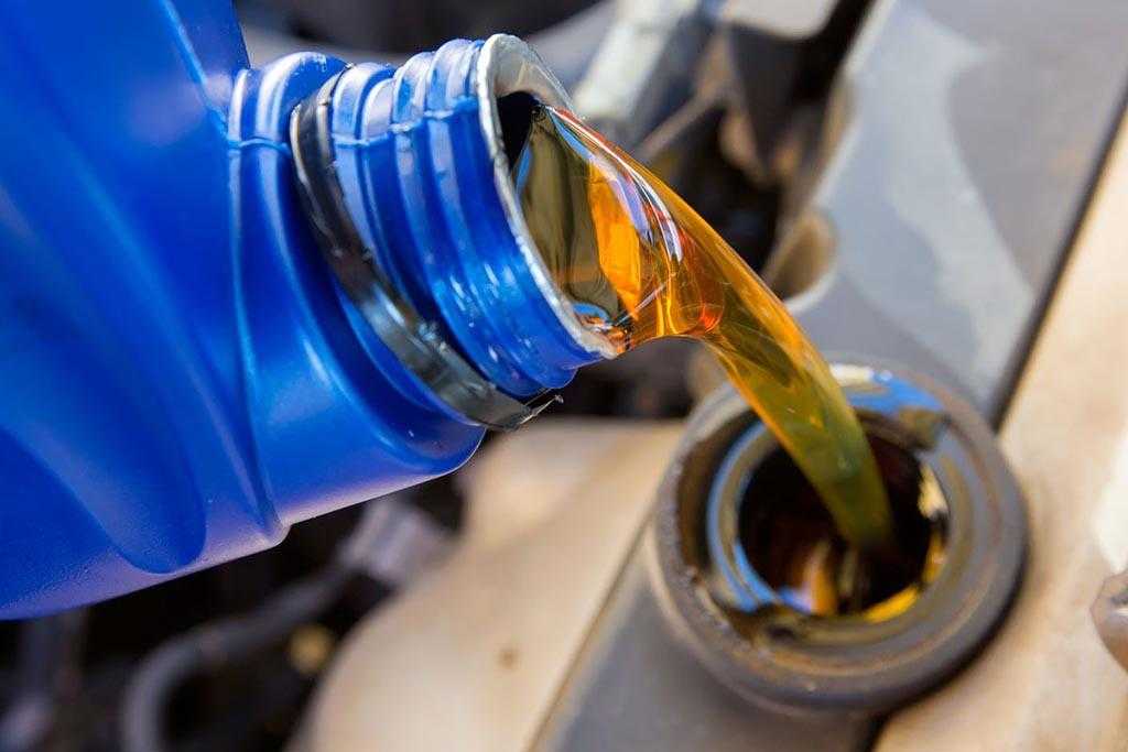 В машине пахнет бензином — почему и опасно ли это?