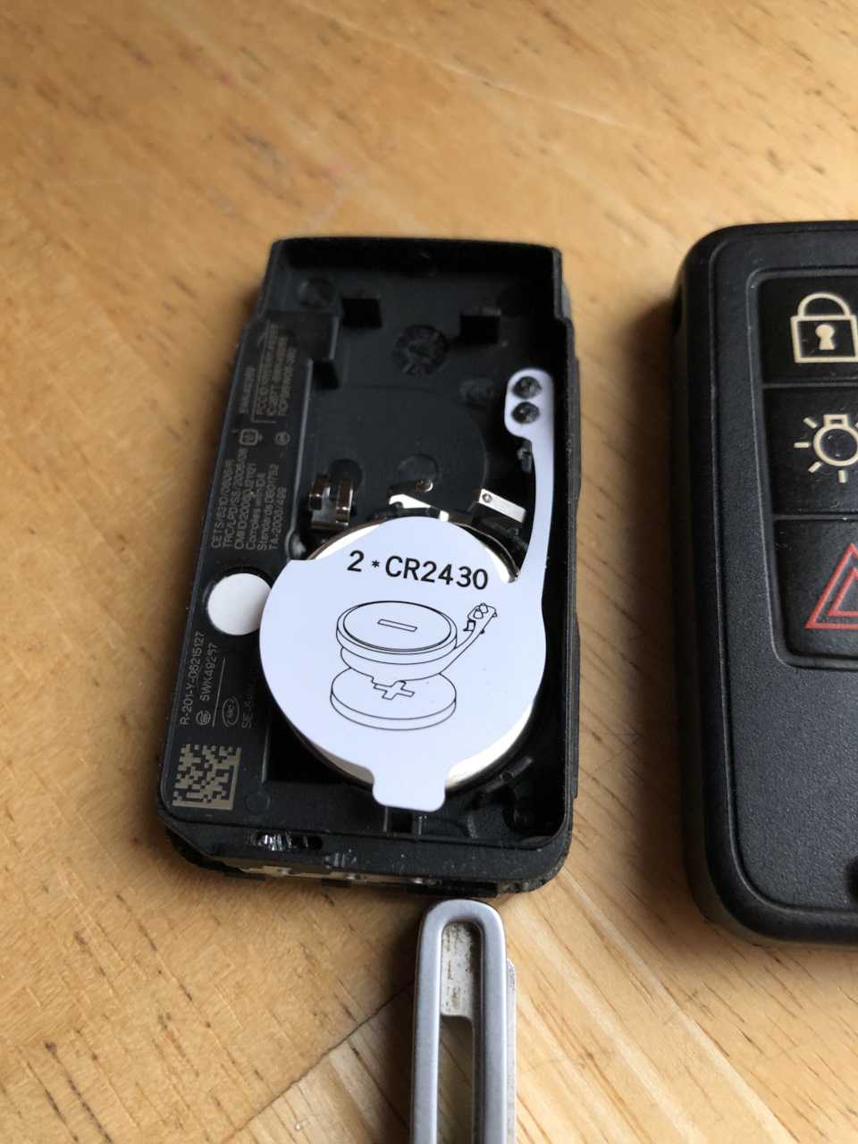 Как самостоятельно поменять батарейку в ключе автомобиля Volvo XC60
