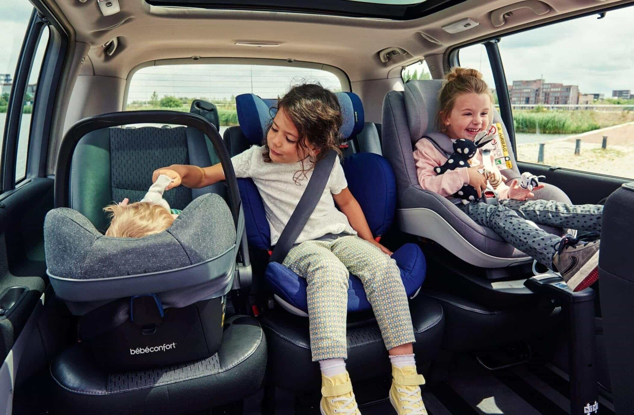 Машина на первого ребенка. Детское кресло в машину. Детский кресло для автомобиля. Автомобиль для детей. Дети в автокреслах.