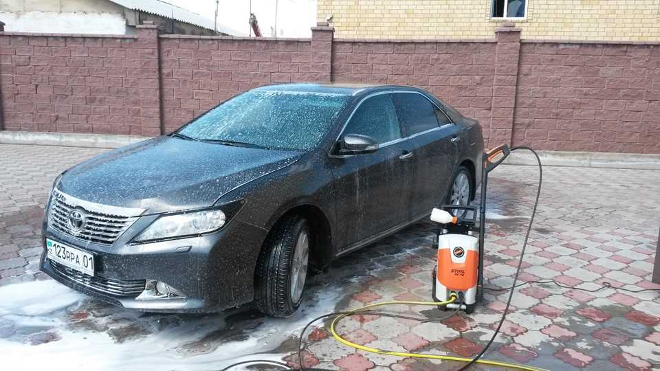 Мыть машину во дворе частного дома можно