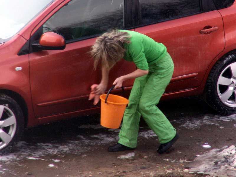 Можно ли мыть машину во дворе в 2022 году: места, где можно мыть по закону