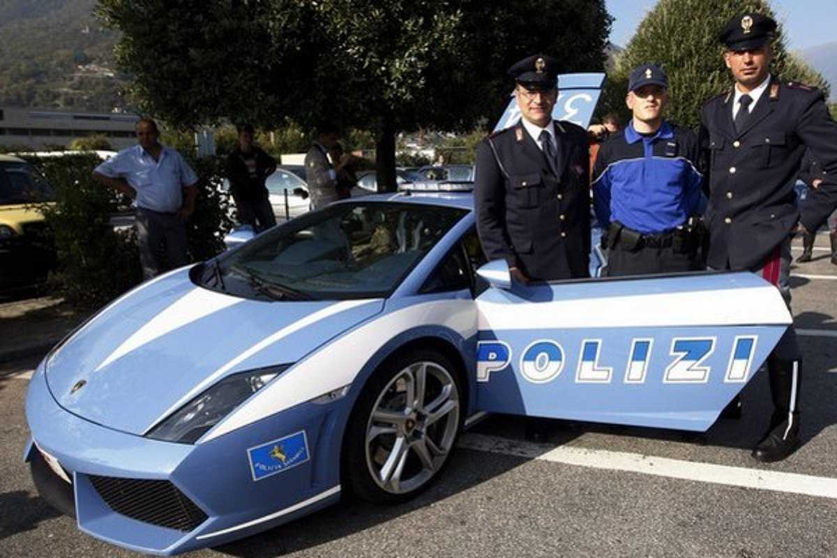 Большая машина полиция. Lamborghini Gallardo LP 560-4 полиция. Ламборджини Галлардо полиция. Полицейская Ламборджини в Италии. Lamborghini Gallardo Police car.