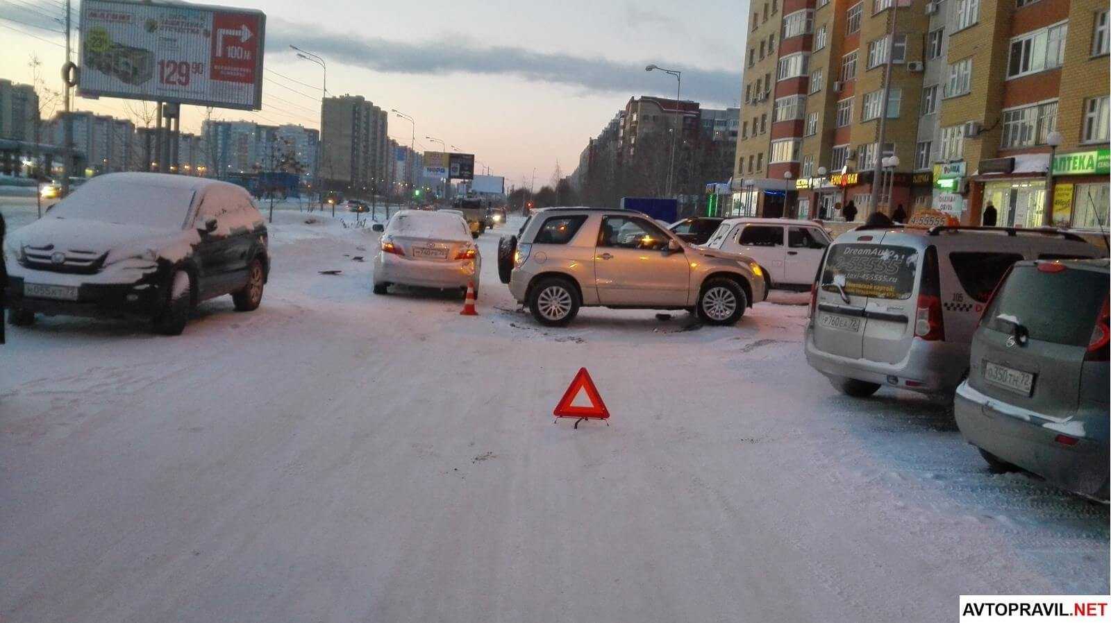 Покинул дтп. ДТП задним ходом. ДТП на стоянке зима. ДТП при движении задним ходом.