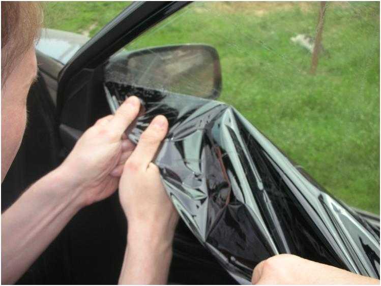 Как самостоятельно снять пленку тонировки со стекол автомобиля
