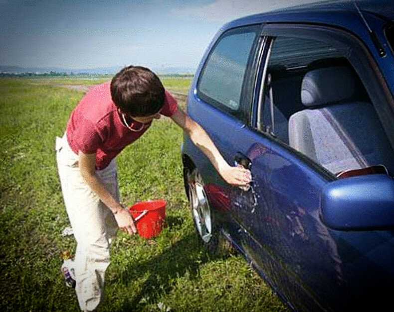 Можно ли мыть машину во дворе: предусмотренный штраф за мойку машины возле речки или во дворе
