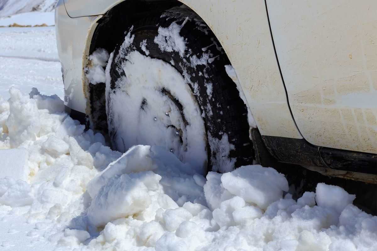Вытащить из сугроба. Машина в снегу. Автомобиль застрял в снегу. Машина увязла в снегу. Сугроб из машины.