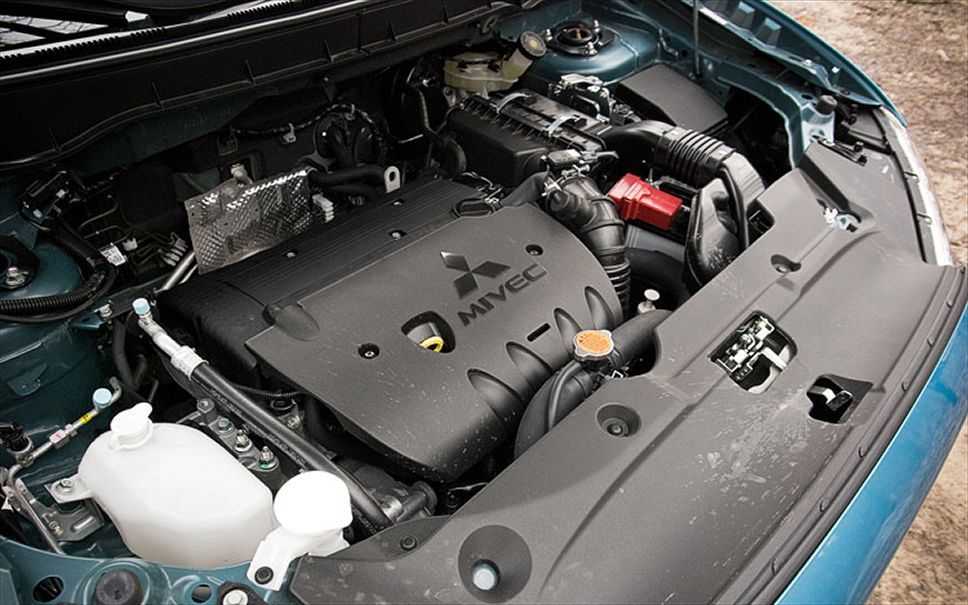 Митсубиси асх какой двигатель. Mitsubishi Outlander 3 моторный отсек. Mitsubishi Outlander XL 2.0 двигатель. Mitsubishi Outlander 2007 2.4 мотор. Outlander XL 2.4 под капотом.