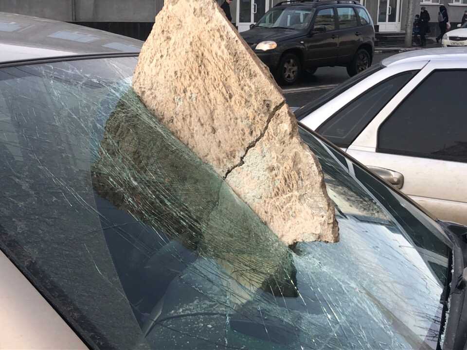 Hit stone. Камень в лобовое. Прилетел камень в лобовое стекло. Камень в стекло автомобиля. Камень попал в лобовое стекло.