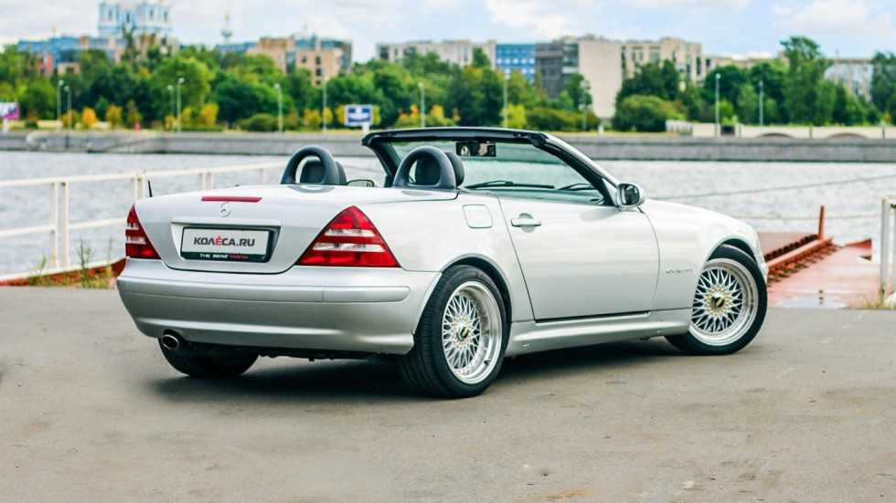 Компактный родстер Mercedes-Benz SLK-Class запустился в производство с 1996 года и получил базу от популярного массового авто Мерседес C-Class Силовая поддержка модели в основном состоит из таких же моторов, как и в автомобилях Мерседес C-Class В частност