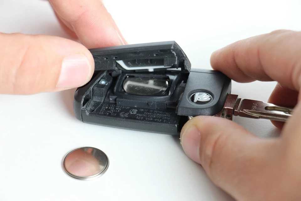 Как самостоятельно заменить батарейку в ключе зажигания?