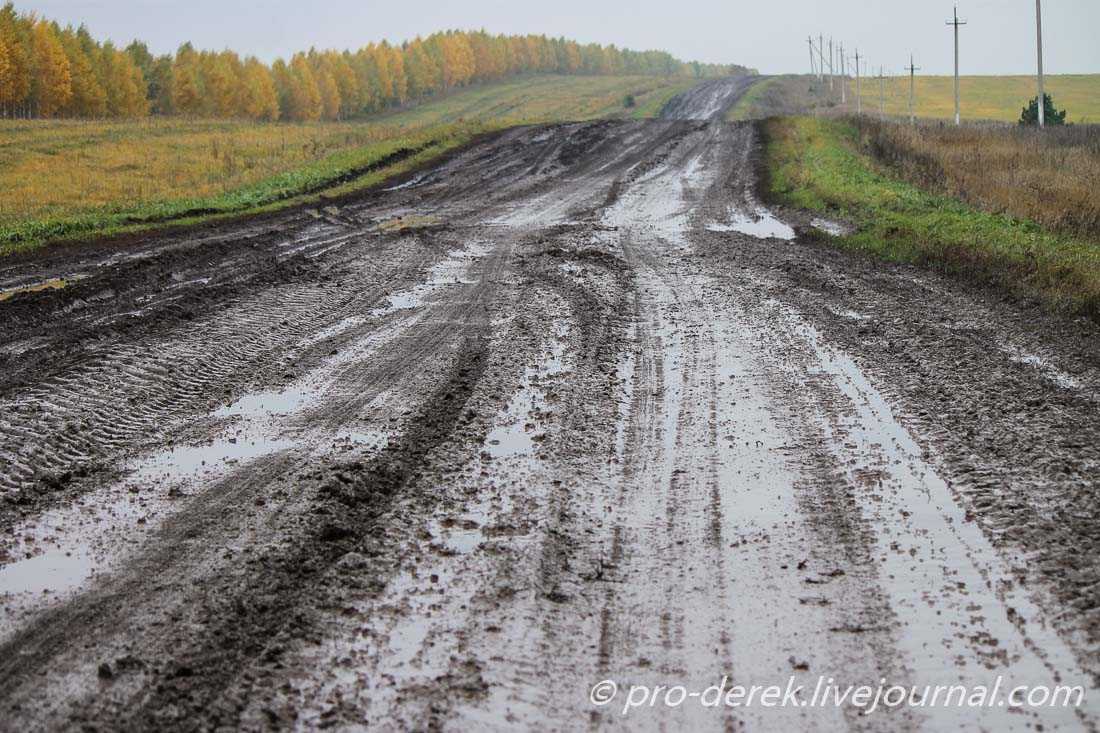 Автомобили на грунтовой дороге