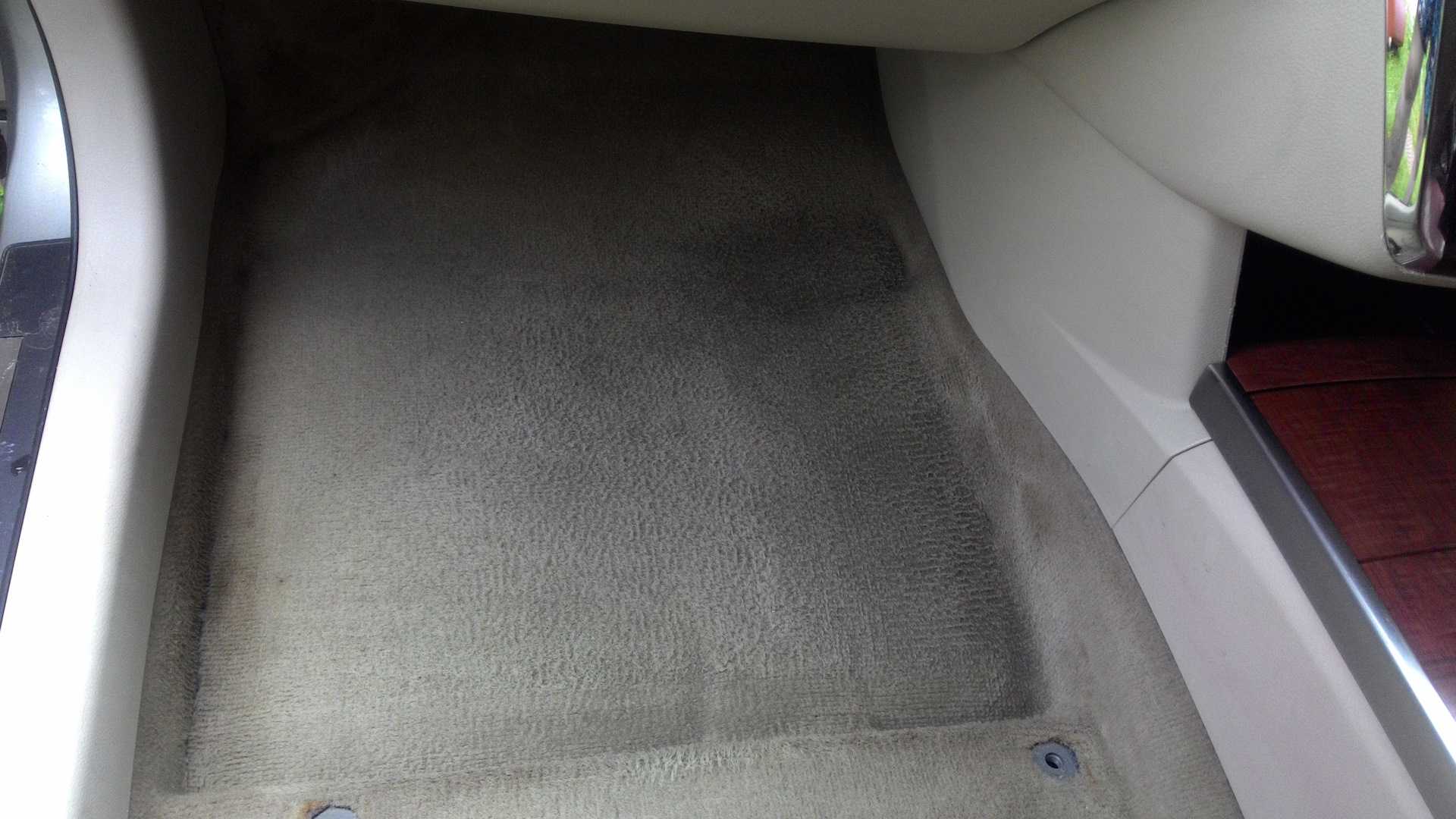 Чем почистить ковролин в машине народные способы. чем отмыть ковролин от пятен не снимая с пола. как очистить ковролин пеной.