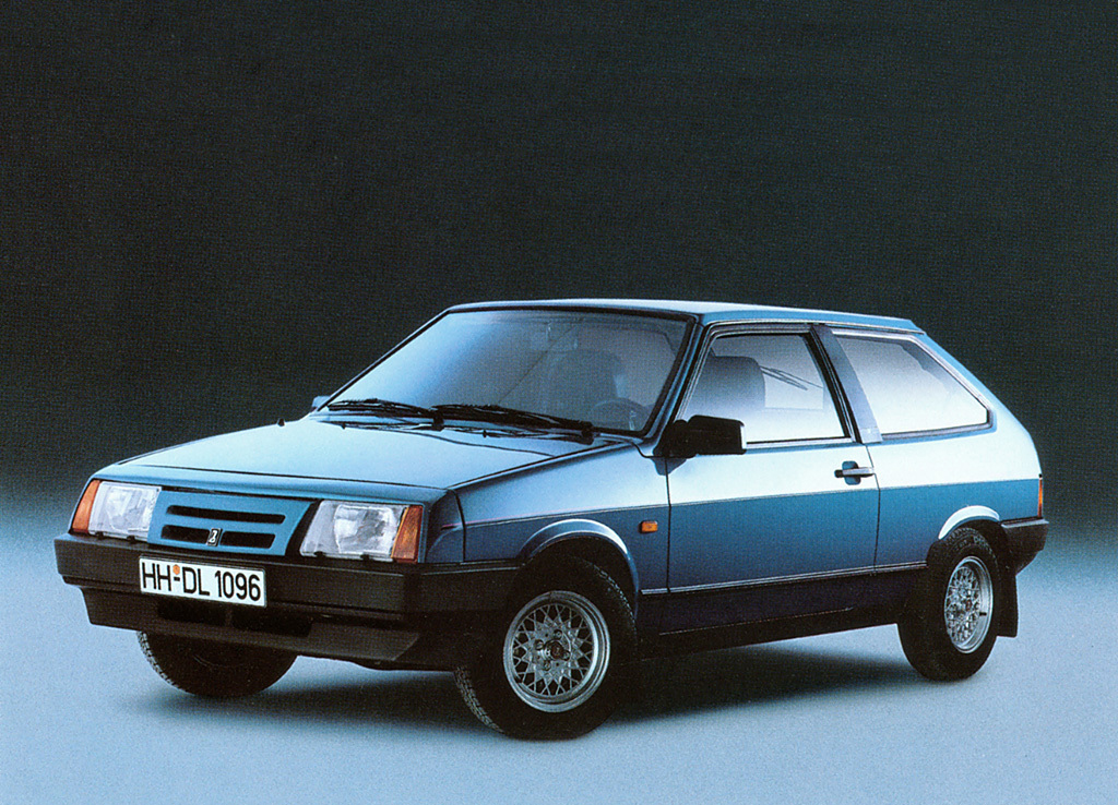 Отечественная восьмерка или ВАЗ 2108 Самара стала первой моделью LADA с приводом на передние колеса и тремя дверями Модель появилась в 1984 году и стала прародителем для нового семейства Samara, в которое позже вошли девятка и ВАЗ-21099, а на узлах восьме