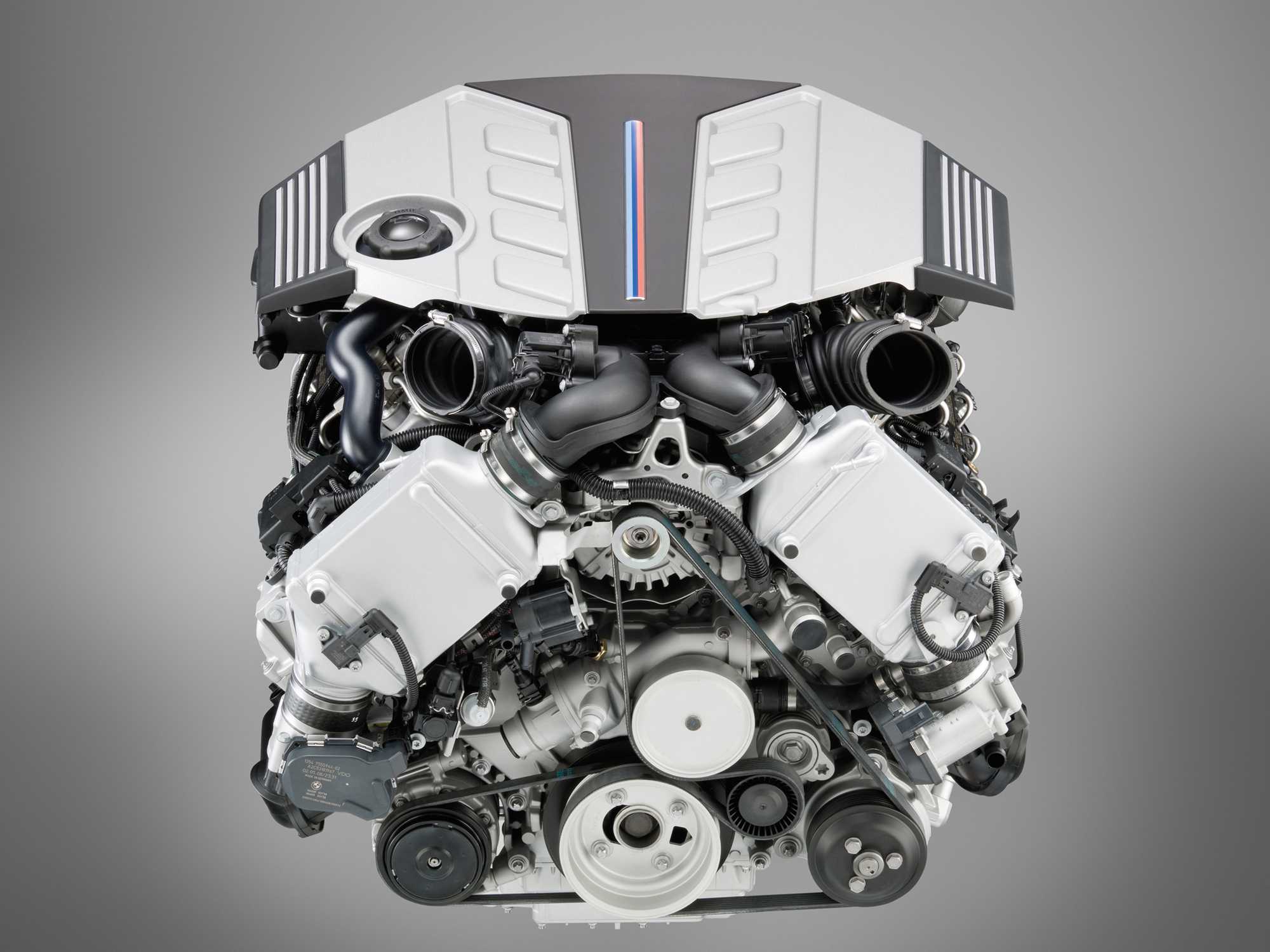 Двигатель бмв x6. BMW s63b44. Двигатель BMW x5m. Двигатели БМВ х5 v8. S63 мотор BMW.