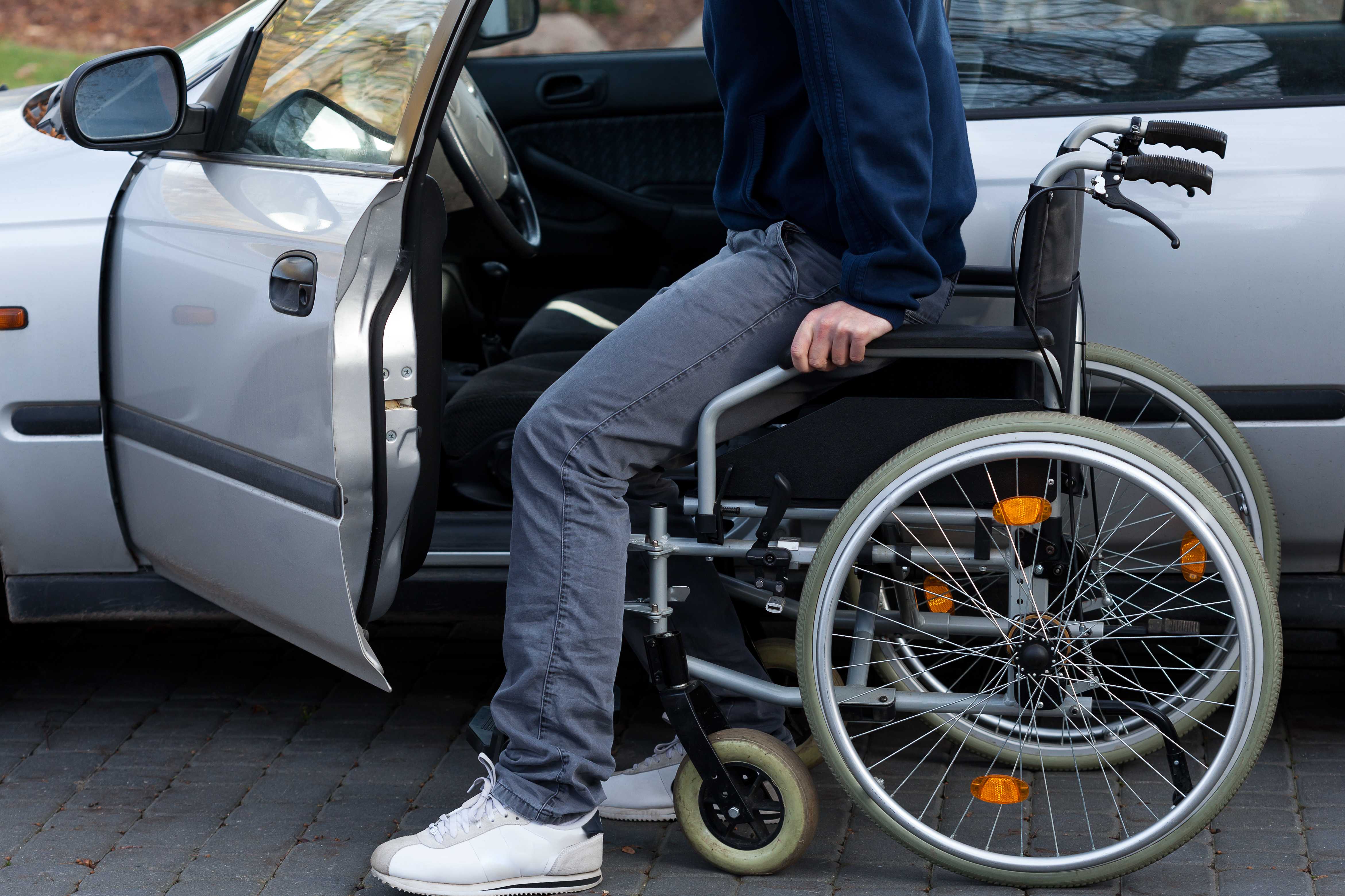 Инвалидность на авто. Автомобиль для инвалидов. Автомобиль для колясочников. Машина для инвалидов колясочников. Японские автомобили для инвалидов колясочников.