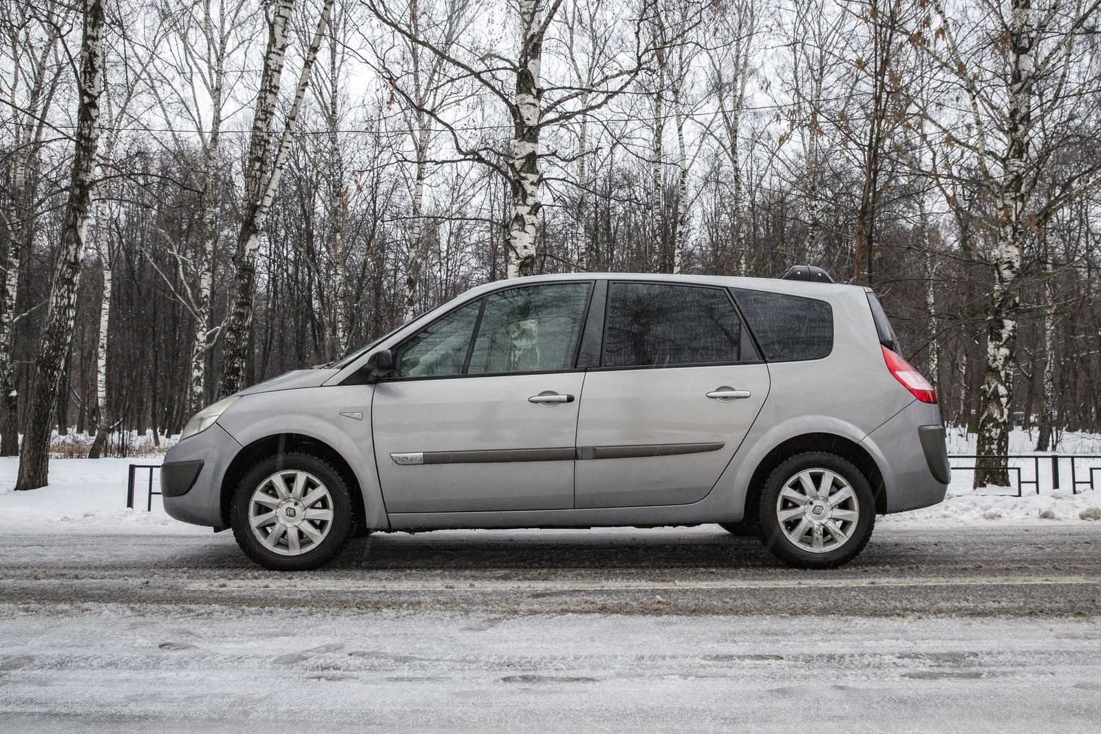 Рено гранд сценик поколения. Рено Сценик 2 поколение. Renault Grand Scenic поколение второе. Рено Сценик тонировка. Рено Сценик 2 красного цвета.