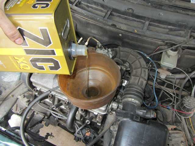 Замена масла двигателя 16 клапанов. Масло для ВАЗ 2112. Масло на ВАЗ 2110. Масло в двигатель ВАЗ 2110. Ку до а заливать масло на ВАЗ 2110.